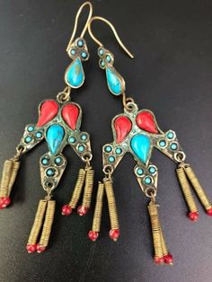 Mega beautiful, oriental earrings from Pakistan complemented with red and turquoise stones. At the ends, delicate springs with beautiful crystals. Measurements. Length 10 cm, width 3 cm. Beautiful Crystals, Earring Handmade, Evil Eye Earrings, Jewelry Antique, Ethnic Earrings, Eye Earrings, Turquoise Stones, Brass Earrings, Style Earrings