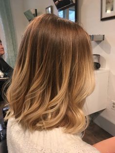 Golden Balyage Short Hair, Balayage Before And After Brunettes, Light Honey Brown Hair Short, Short Gold Blonde Hair, Short Honey Blonde Hair Dark Roots, Short Honey Hair, Warm Blonde Balayage On Brown Hair, Golden Blonde Balayage On Dark Hair, Golden Blonde Short Hair