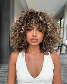 Curly Hair With Highlights And Bangs, Curly Hair With Bangs Highlights, High Light Curly Hair, Curly Bangs Highlights, Natural Curly Hair With Blonde Highlights, Curly Hair Bangs Highlights, 2023 Curly Hair Color, Hi Lights On Curly Hair, Curl Specialist