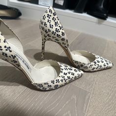 Only Worn Once White And Blue Floral Print Manolo Blahniks In A Size 36. Super Unique And A Refreshing Print That Will Work Well Day Or Night. Manolo Blahnik White, Shoes Manolo Blahnik, Floral Pumps, Blahnik Shoes, Manolo Blahnik Shoes, Better Day, Blue Floral Print, Manolo Blahnik, Blue Floral