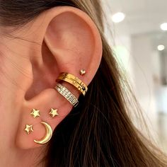 This celestial aesthetic earring set featuring moon and star designs. Perfect for a trendy, layered look, these gold-toned earrings are a must-have accessory for any outfit ✨ 7 pcs/set Outfit Formal Mujer, Tattoo And Piercings, Piercings Ideas, Vintage Drop Earrings, Face Piercings, Helix Piercings, Stars Fashion, Moon And Star Earrings, Cute Piercings