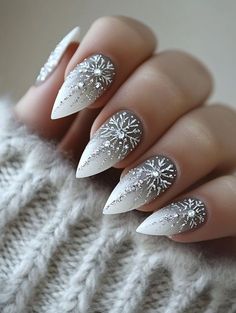 December Nails Snowflake, December Nails Ideas, Frosty Nails, January Nail Ideas, December Nail Ideas, January Nail, Festive Manicure, January Nails