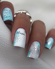 light blue and white short acrylic nails with silver snowflakes Winter Nails Designs Acrylics, Pretty Nail Art Designs, Makijaż Smokey Eye, Snowflake Nails, New Year's Nails, Xmas Nails, Holiday Nails, Blue Nails