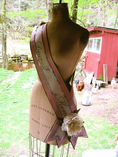 Sash Design Ideas Pageant, Diy Sash How To Make, Sash Design Ideas, Diy Sash, Sash Ideas, Hot Pink Homecoming, Sash Design, Senior Sash