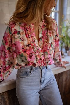 Floral Elvina Blouse Colorful Blouses For Women, Floral Blouse Outfit, Blouse Outfit Casual, Parisian Women, Patterned Blouse, Perfect Blouse, Estilo Hippie, Floral Outfit, Blouse Outfit