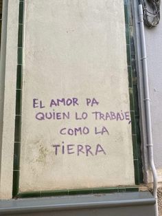 graffiti on the side of a building that says el amor pa queen lo trabde como la tierra