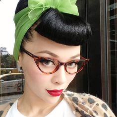 neuromatic Cabelo Pin Up, Bumper Bangs, Glamour Ghoul, Rockabilly Hairstyles, Horn Rimmed Glasses, Roll Hairstyle