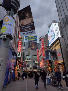 #shibuya #aesthetic #taylorswift #japan Japan Aesthetic Apartment, Shibuya Crossing Pose, Shibuya Tokyo Aesthetic, Shibuya Aesthetic, Japon Aesthetic, Shibuya Japan, Japan Vibes, Japan Holiday, Japan City