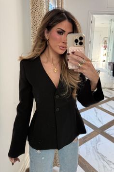 Get ready to make a fashion statement with this black hourglass blazer for women! Style it with cute jeans and classy jewelry accessories for a smart casual outfit that’s perfect for day and night occasions – whether it’s work, a date, dinner, or a night out. Love this simple yet stylish outfit idea? Follow me for more fashion inspo! Hourglass Blazer Outfit | Casual Chic Outfits | Date Night Outfit | Emily Ann Gemma Casual Date Nights, Blazer Outfits Casual, Cozy Winter Outfits, Stylish Jeans, Smart Casual Outfit, Cold Weather Outfits, Winter Trends, Casual Chic Outfit, Blazer Outfits
