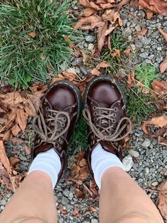 Hiking Boots Aesthetic, Thrift Shoes, Aesthetic Hiking Outfit, Boots Aesthetic, Aesthetic Hiking, Hiking Outfit Fall, Outfit Fall, Chunky Boots