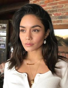 Vanessa Hudgens Makeup Natural, Vanessa Hudgens No Makeup, Vanessa Hudgens Face, No Makeup Makeup Wedding, Vanessa Hudgens Hair Color, Vanessa Hudgens Haircut, Long Philtrum, Vanessa Hudgens Hairstyles, Light Makeup Natural