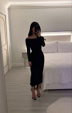 Black Winter Dress Formal, Off The Shoulder Dress Outfit, Dinner Dresses Classy Elegant Long, Birthday Dress Winter, Outfit For Christmas Party, Winter Black Dress, Classy Dinner Dress, Black Dress Winter, Black Holiday Dress