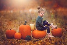 Pumpkin Shoot, Pumpkin Patch Photography, Creative Halloween Costume Ideas, Autumn Photography Portrait, Halloween Mini Session, Autumn Photos, Netflix Horror