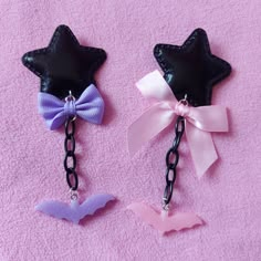 These adorable dangling star hairclips are made with a metal alligator clip, and fabric stars and a stuffing to give the that slight puff effect. The have plastic chains to give them that dangling effect. The bat charm is made from resin. The bow is made from fabric ribbon. The image with the measuring tool is in cm. Shipping Information: All our order are shipped within 2 weeks after ordering and are shipped with track and trace.  Please keep in mind that these jewelry and accessories are made Dolly Party, Pink Purple Hair, Bubble Goth, Fleece Hats, Goth Accessories, Goth Earrings, Kawaii Goth, Fabric Stars, Goth Jewelry