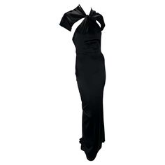 For Sale on 1stDibs - Presenting an iconic black silk Gucci gown, designed by Tom Ford. This gown from the Fall/Winter 2004 collection represents one of Ford’s last designs Gucci Runway, Bodycon Evening Dress, Gucci Gown, Pink Silk Dress, Chain Dress, Black Silk Dress, Leather Corset, Black Turtleneck, Stretch Dress