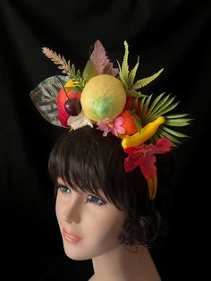 Un fantastique turban tropical fruité pour exprimer ces vibrations tropicales. Décoré de fleurs et de fruits artificiels, ce chapeau est un excellent ajout à une fête ou à un festival estival. Cet accessoire vous donnera une image unique lors de n'importe quelle fête, cérémonie de mariage. séances photo, etc. Carmen Miranda, Apple Fruit, Tropical Fruits, Costume Hats, Fascinator Hats, Tropical Fruit, Unique Image, Tropical Vibes, Party Wedding