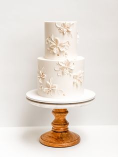 Buttercream floral wedding cake Elegant Two Tier Cake, Modern Floral Wedding Cake, Classic Cake Wedding, Wedding Cake Buttercream Designs, Wedding Cakes Romantic, Bespoke Cakes, Buttercream Cake Wedding, Wedding Cake With Frosting Flowers, Two Tier Floral Wedding Cake