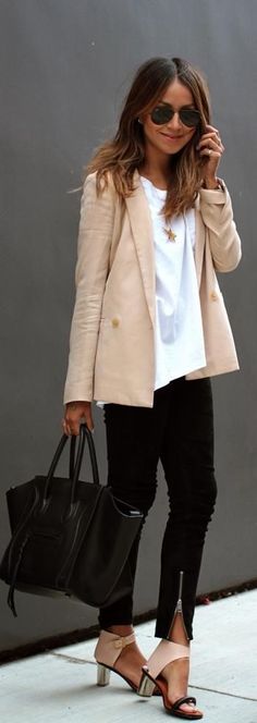 Perfect Nude Blazer - Sincerely Jules Pastel Blazer, Chic Work Outfit, Job Interview Outfit, Weekend Mode, Interview Outfits, Casual Office Wear, Ray Ban Wayfarer, Ray Ban Aviator