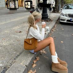 💗 Fall Coastal Outfits, Coastal Fall Outfits, Adrette Outfits, Hamptons Coastal, Aesthetic Ootd, Fest Outfits, Casual Outwear, Elegant Sweater