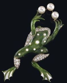 A Diamond Frog Brooch. Trends Magazine, Diamond Brooch, Bird Jewelry, Jewelry Model, Trendy Necklaces, Pearl Brooch