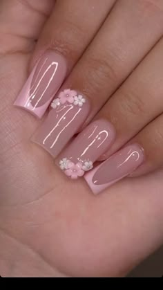 Simple Girly Acrylic Nails, Nail Ideas With Flowers, Quinceanera Nails, Daisy Acrylic Nails, Quartz Nails, Chic Nail Art