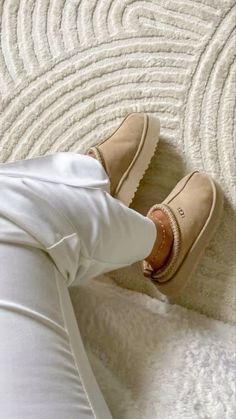 Designer Essentials, Girl Uggs, Mom Shoes, Pretty Shoes Sneakers, Boots Ugg, Uggs Outfit, Vanilla Girl