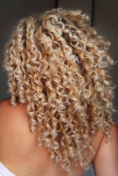 Curly Hairstyles Layers, Blonde Hair Goals, Hair Stylies, Curly Girl Hairstyles, Hair Color Highlights