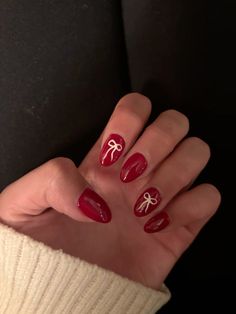 red almond nails with bows Almond Short Nails Christmas, Red And Gold Bow Nails, Red Nails W Design, Red Nails With Pink Bow, January Nails Aesthetic, How To Paint Bows On Nails, Red And White Bow Nails, Red Bow Nail Art, Minimalist Christmas Nails Almond