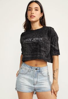 Camiseta Cropped John John Logo GrafiteModelagem: RetaGola: RedondaManga: CurtaEstampa: LogoMedidas da peça no tamanho P:• Ombro: 18cm• Ombro a ombro: 57cm• Comprimento da manga: 20cm• Largura da manga: 26cm• Comprimento da peça: 38cm• Busto: 126cm(Medidas com elasticidade)Medidas do Modelo: Altura: 1,69m/ Busto: 78cm/ Cintura: 59cm/ Quadril: 89cmCLÁSSICA E Atemporal: As camisetas são itens indispensáveis em um guarda-roupa moderno! Elas são extremamente curingas, combinam com diversas composiçõ Ootd