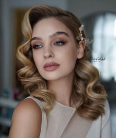 A woman in a white dress feeling confident in soft hollywood glam waves with a deep part to the side. Hollywood Wedding Hair, Glam Wedding Hair, Sanggul Modern, Diy Wedding Hair, Teased Hair