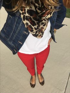 Fall Outfits With Red Pants, Red Jeans Outfit Summer, Outfit Ideas With Red Pants, Outfits With Red Jeans, Red Jeans Outfit Winter, Red Pants Outfit Casual, What To Wear With Red Pants, Red And Leopard Outfit, Red Pants Outfit Winter