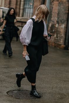 2023 Vogue, Sydney Fashion Week, Sydney Fashion, Photos Outside, Midi Dress Chic, Resort 2023, Street Style Photos, Maxi Cardigan, Looks Street Style