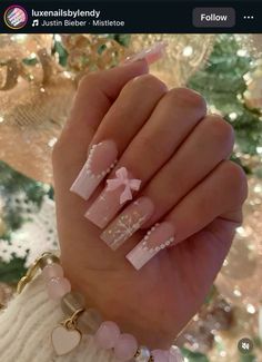 Elsa Nails Acrylic, Gold And Pink Christmas Nails, Cute Nails Latina, Pink Nail Christmas, Pink Winter Nails Simple, Nail Ideas Christmas Pink, Winter Set Nails, Nails Acrylic Winter Classy, Nails Acrylic Coquette