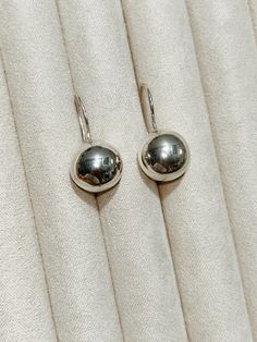 SILVER BALL DROP EARRING A modern ball drop earrings that are the perfect size. It reminds me of a gumdrop. It is a simple yet sophisticated piece for day and night. Lightweight and comfortable, these hollow balls give weighted look but ease on the ears and comes with rubber earring backs for extra protection. + Sterling Silver earrings + Listing is for 1 pair + 12mm Diameter + Please allow 5-7 business days to ship out. Silver Ball Earrings, Pink Gemstone Necklace, Pink Stone Necklace, Green Gemstone Necklace, Ball Drop Earrings, Gold Initial Ring, Custom Signet Ring, Minimalist Earring, Earring Silver