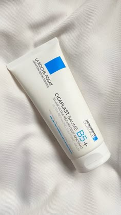 La Roche Posay Photography, La Roche Posay Aesthetic, Cicaplast Baume B5, Recommended Skin Care Products, Skin Care Basics, Porcelain Skin, Healing Balm, Cream For Dry Skin