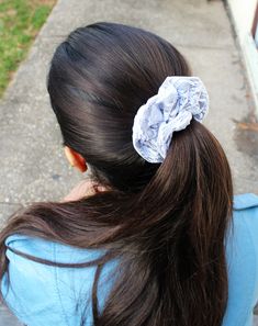 Hairdo Ponytail, Scrunchy Ponytail, Cheerleader Hair, White Scrunchie, Cheerleading Hairstyles, Roll Hairstyle