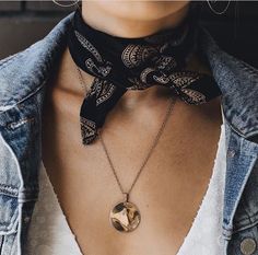 Love the scarf & necklace combo Look Grunge, Winter Mode, A Necklace, Mode Inspo, Mode Inspiration, Looks Vintage, Silk Scarves, Outfits Casuales