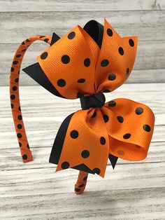 A Unique Halloween Design made with Polka Dots ribbon! Perfect for the Fall season. This headband is suitable for ages 4 and up. Very comfortable and  flexible. Made in the USA Halloween Hair Bows, Hard Headbands, Bow Headband Hairstyles, Halloween Hair, Diy Hair Bows, Treated Hair, Girls Hair, Girls Hair Accessories, Jack O