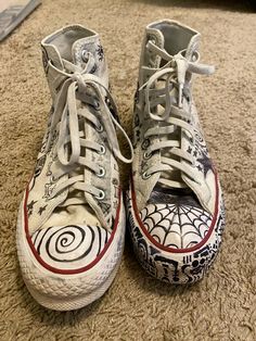 Converse Doodles Grunge, Converse Inspo Drawing, Spiderweb Converse Drawing, Converse Drawings On Shoes, Stuff To Draw On Shoes, Ways To Decorate Converse, Stuff To Draw On Your Converse, Decorated Converse Ideas, Diy Custom Converse