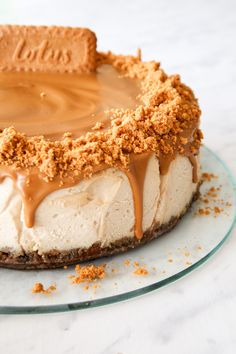 a cake with peanut butter frosting and graham crackers on top is sitting on a glass plate