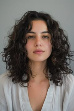 Medium Curly Haircuts Middle Part, Wavy Short Hair Layers, Layered Short Curly Hair With Bangs, Medium Fine Wavy Haircut, Wavy Choppy Layers, Haircuts For Fine Wavy Hair Medium, Type 2c Haircut, Short Curly Haircuts Oval Face, Hair 360 Medium Length