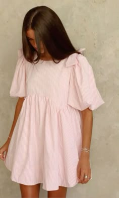 Embrace the warm weather with this effortlessly chic striped dress featuring flutter sleeves and a flattering gathered waist. Its soft pink hue and lightweight fabric make it perfect for sunny days out or casual gatherings. Style this versatile piece with sandals for a relaxed look or elevate it with heels for an evening affair.       #fashion #girlyoutfit #summergirlyoutfit #dresstoimpress #summer #casual #summerfits #outfitsforsummer #outfitinspocasual #outfitinsposummer #dresstoimpresscodes #dresstoimpressideas #dresstoimpresscombos Mode Zara, Skandinavian Fashion, Couture Mode, Bow Dress, Mode Inspo, Looks Style, Mode Inspiration, Jeans Shorts, Look Fashion