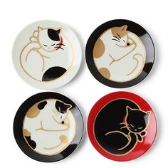 four plates with cats on them sitting in the same circle, one is red and one is black