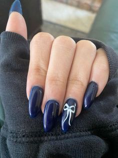 #nails #nailsblue #bluedark Gel Nail Designs Dark Blue, Nails For New York City, Navy Blue Almond Nails Art Designs, Gel Nail Ideas Almond, Hoco Nails Dark Blue, Navy Sweater Nails, Denim Blue Nails Ideas, January Themed Nails, Nails Acrylic January Colors