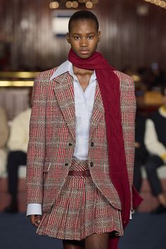 Fall-Winter '24 Runway Details British Fashion Aesthetic, Plaid Runway, Vogue 2024, White Shirt And Blue Jeans, 2025 Spring, Academia Outfits, Runway Details, Smart Outfit, Silky Scarf