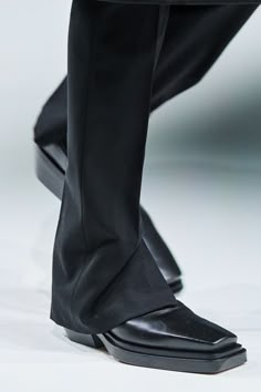 Bottega Veneta Boots, Fashion Gone Rouge, She Walks In Beauty, Square Toe Boots, Leather Chelsea Boots, Primavera Estate, Look Cool, Minimalist Fashion, Bottega Veneta