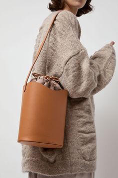 Il Bisonte Roseto Bucket Bag in Naturale Black Crane, Straight Trousers, Leather Bucket Bag, Leather Bucket, Everyday Bag, Cowhide Leather, Cross Body, Bucket Bag, Leather