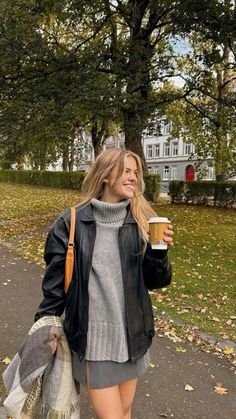 Fall Outfits Emma Chamberlain, Denver Aesthetic Outfits, New York Autumn Fashion, New York Aesthetic Fall Outfits, London Autumn Fashion, Canada Outfit Fall, Liverpool Outfit Women, 90s Autumn Outfits, Colorado Aesthetic Fall