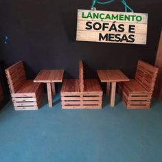 wooden chairs and tables made out of pallets in front of a sign that reads lancamento sofase messa