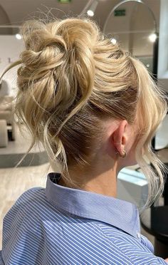 Cute Formal Updos For Medium Hair, Big Bun Updo, Simple Upstyles For Medium Hair, 2024 Updo Hairstyles, Wedding Updo Messy, High Up Do, Wedding High Updo, Wedding Guest Updos For Medium Hair, Wedding Messy Bun